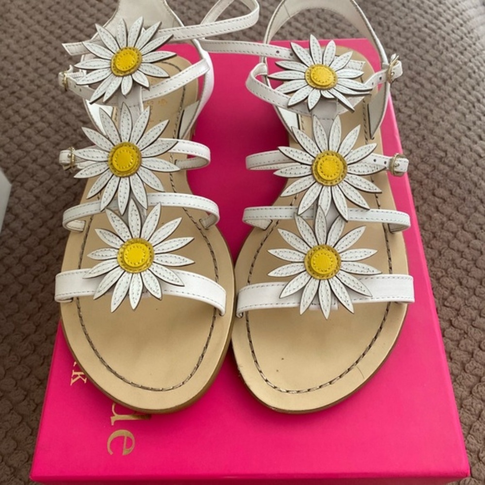 CALLING ALL KATE SAPDE LOVERS!!!!!  KATE SPADE VINTAGE DAISY SANDALS, NIB!